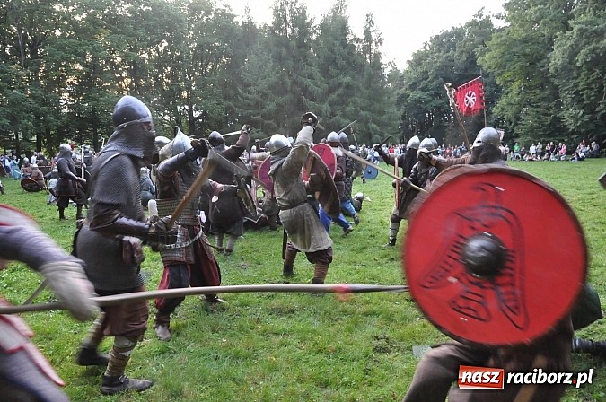 Zdjęcie w galerii na portalu naszraciborz.pl: Bitwa wojów zakończyła pierwszy dzień festiwalu średniowiecznego wiadomości z regionu
