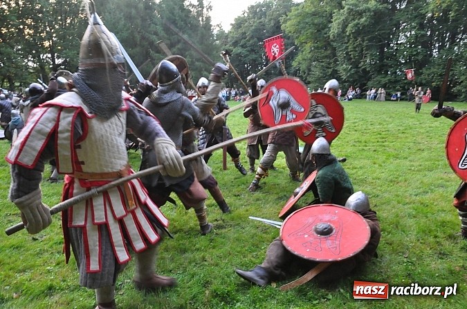Zdjęcie w galerii na portalu naszraciborz.pl: Bitwa wojów zakończyła pierwszy dzień festiwalu średniowiecznego wiadomości z regionu