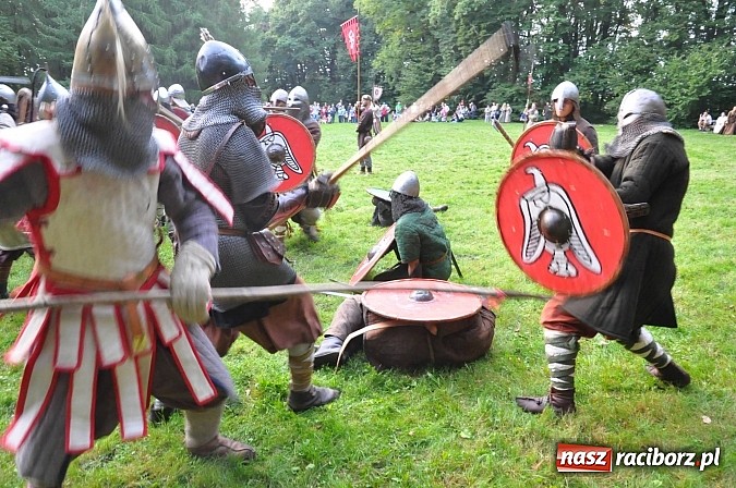 Zdjęcie w galerii na portalu naszraciborz.pl: Bitwa wojów zakończyła pierwszy dzień festiwalu średniowiecznego wiadomości z regionu