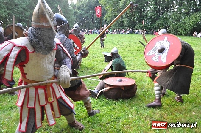 Zdjęcie w galerii na portalu naszraciborz.pl: Bitwa wojów zakończyła pierwszy dzień festiwalu średniowiecznego wiadomości z regionu