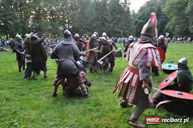 Zdjęcie w galerii na portalu naszraciborz.pl: Bitwa wojów zakończyła pierwszy dzień festiwalu średniowiecznego wiadomości z regionu