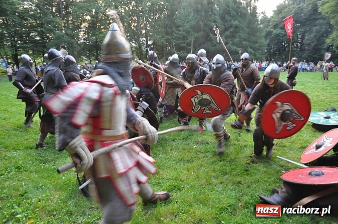 Zdjęcie w galerii na portalu naszraciborz.pl: Bitwa wojów zakończyła pierwszy dzień festiwalu średniowiecznego wiadomości z regionu
