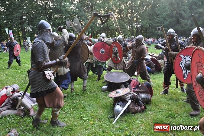 Zdjęcie w galerii na portalu naszraciborz.pl: Bitwa wojów zakończyła pierwszy dzień festiwalu średniowiecznego wiadomości z regionu