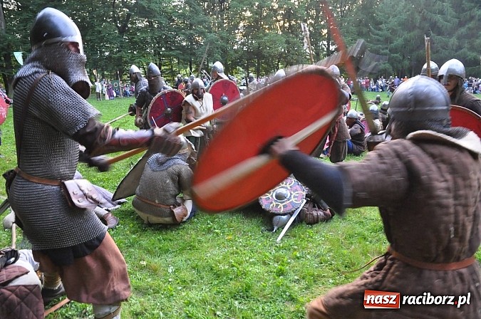 Zdjęcie w galerii na portalu naszraciborz.pl: Bitwa wojów zakończyła pierwszy dzień festiwalu średniowiecznego wiadomości z regionu