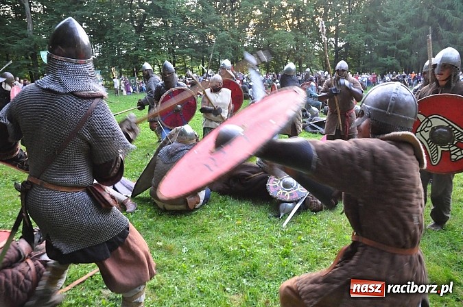 Zdjęcie w galerii na portalu naszraciborz.pl: Bitwa wojów zakończyła pierwszy dzień festiwalu średniowiecznego wiadomości z regionu
