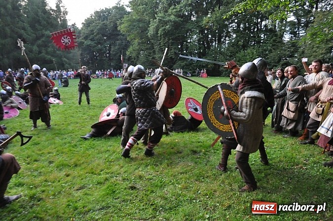 Zdjęcie w galerii na portalu naszraciborz.pl: Bitwa wojów zakończyła pierwszy dzień festiwalu średniowiecznego wiadomości z regionu