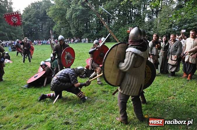 Zdjęcie w galerii na portalu naszraciborz.pl: Bitwa wojów zakończyła pierwszy dzień festiwalu średniowiecznego wiadomości z regionu
