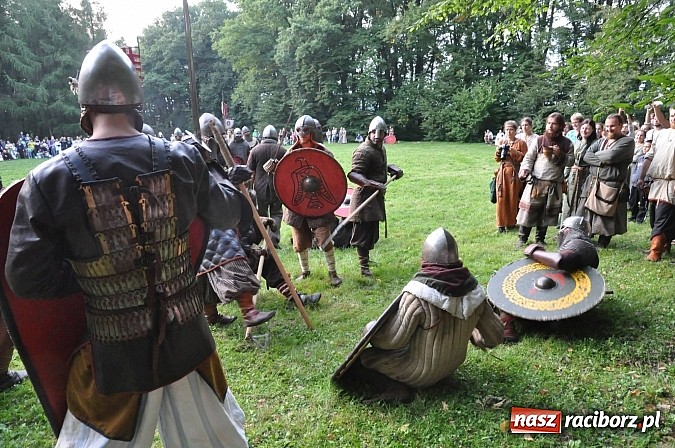 Zdjęcie w galerii na portalu naszraciborz.pl: Bitwa wojów zakończyła pierwszy dzień festiwalu średniowiecznego wiadomości z regionu