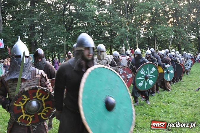 Zdjęcie w galerii na portalu naszraciborz.pl: Bitwa wojów zakończyła pierwszy dzień festiwalu średniowiecznego wiadomości z regionu