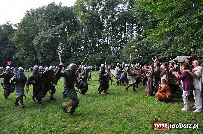 Zdjęcie w galerii na portalu naszraciborz.pl: Bitwa wojów zakończyła pierwszy dzień festiwalu średniowiecznego wiadomości z regionu