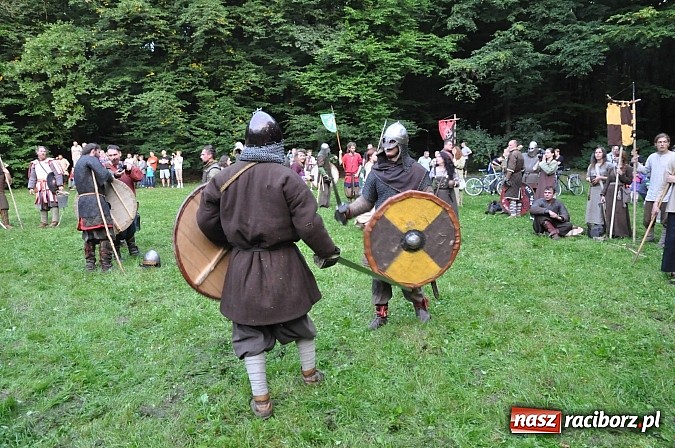Zdjęcie w galerii na portalu naszraciborz.pl: Bitwa wojów zakończyła pierwszy dzień festiwalu średniowiecznego wiadomości z regionu