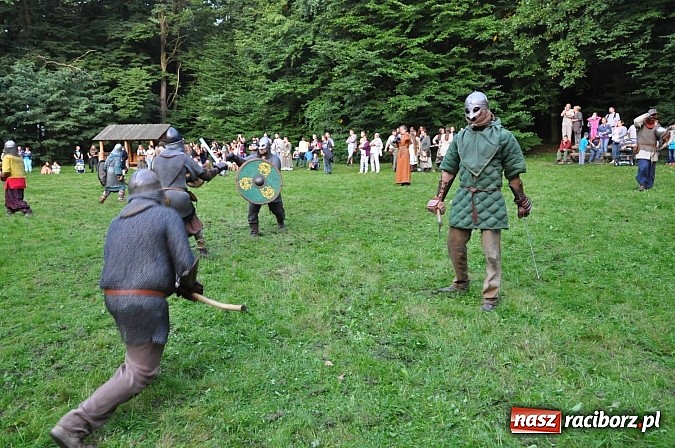 Zdjęcie w galerii na portalu naszraciborz.pl: Bitwa wojów zakończyła pierwszy dzień festiwalu średniowiecznego wiadomości z regionu
