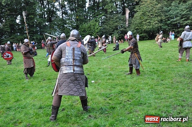 Zdjęcie w galerii na portalu naszraciborz.pl: Bitwa wojów zakończyła pierwszy dzień festiwalu średniowiecznego wiadomości z regionu