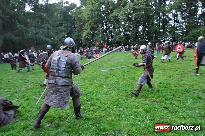 Zdjęcie w galerii na portalu naszraciborz.pl: Bitwa wojów zakończyła pierwszy dzień festiwalu średniowiecznego wiadomości z regionu