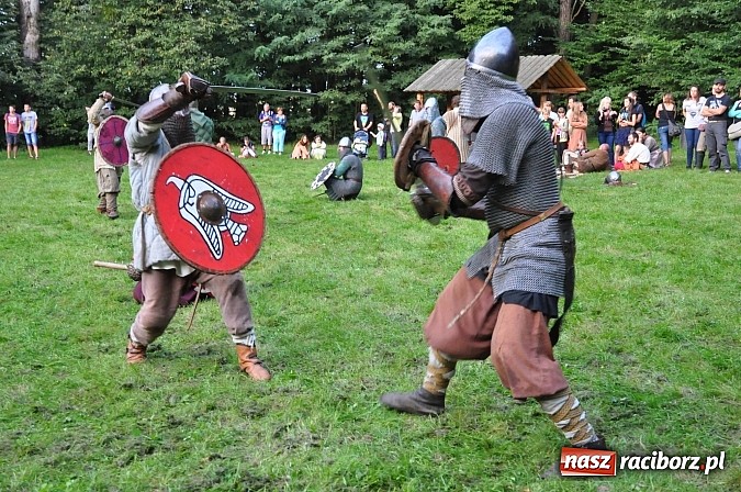 Zdjęcie w galerii na portalu naszraciborz.pl: Bitwa wojów zakończyła pierwszy dzień festiwalu średniowiecznego wiadomości z regionu