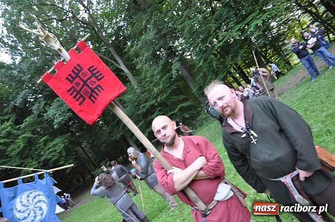 Zdjęcie w galerii na portalu naszraciborz.pl: Bitwa wojów zakończyła pierwszy dzień festiwalu średniowiecznego wiadomości z regionu