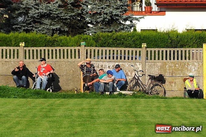 Zdjęcie w galerii na portalu naszraciborz.pl: Niewykorzystane sytuacje się mszczą. Podział punktów w Studziennej wiadomości z regionu