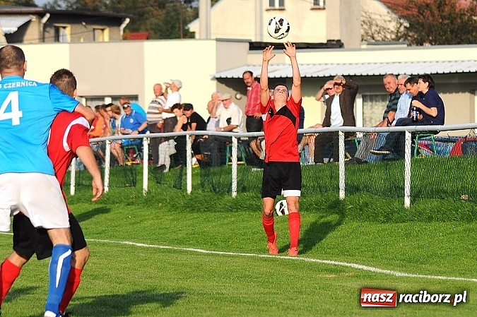 Zdjęcie w galerii na portalu naszraciborz.pl: Niewykorzystane sytuacje się mszczą. Podział punktów w Studziennej wiadomości z regionu