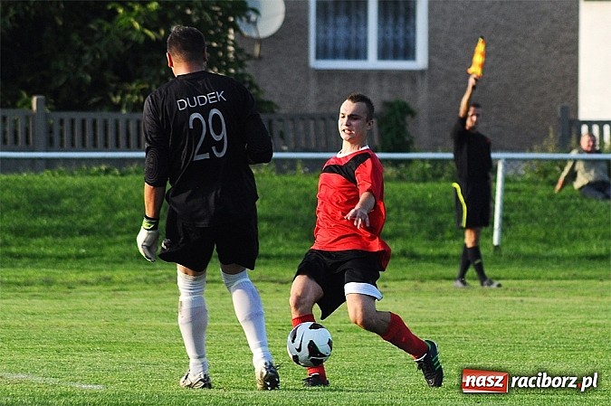 Zdjęcie w galerii na portalu naszraciborz.pl: Niewykorzystane sytuacje się mszczą. Podział punktów w Studziennej wiadomości z regionu