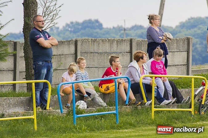 Zdjęcie w galerii na portalu naszraciborz.pl: Trampkarze Kuźni rozbili rówieśników z Zawady Książęcej. Sędzia spóźnił się na mecz wiadomości z regionu