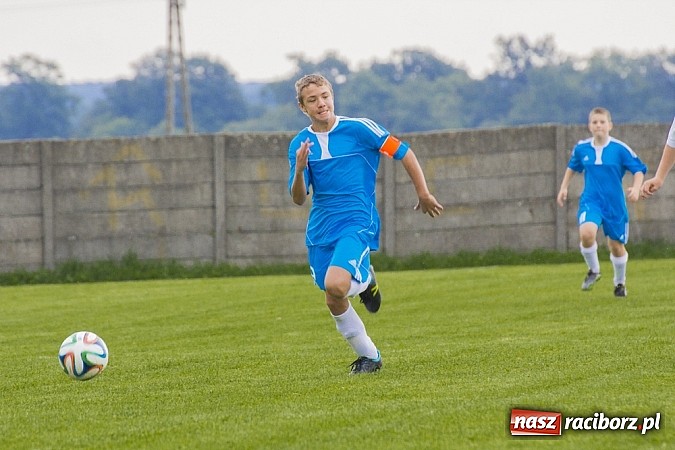 Zdjęcie w galerii na portalu naszraciborz.pl: Trampkarze Kuźni rozbili rówieśników z Zawady Książęcej. Sędzia spóźnił się na mecz wiadomości z regionu