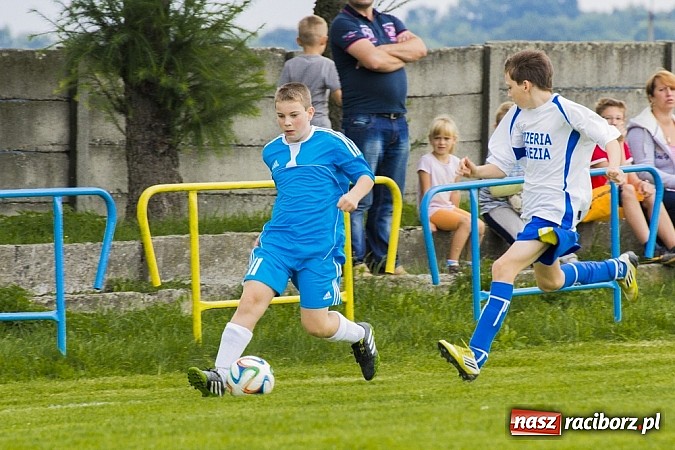 Zdjęcie w galerii na portalu naszraciborz.pl: Trampkarze Kuźni rozbili rówieśników z Zawady Książęcej. Sędzia spóźnił się na mecz wiadomości z regionu