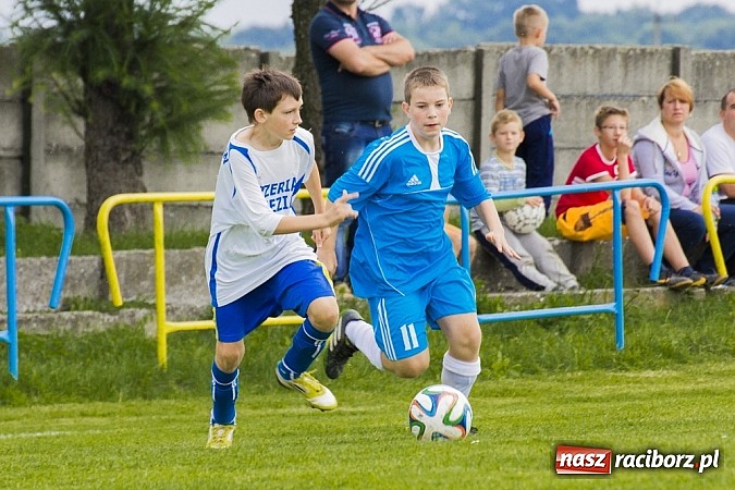 Zdjęcie w galerii na portalu naszraciborz.pl: Trampkarze Kuźni rozbili rówieśników z Zawady Książęcej. Sędzia spóźnił się na mecz wiadomości z regionu