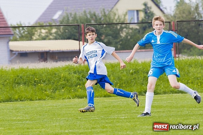 Zdjęcie w galerii na portalu naszraciborz.pl: Trampkarze Kuźni rozbili rówieśników z Zawady Książęcej. Sędzia spóźnił się na mecz wiadomości z regionu