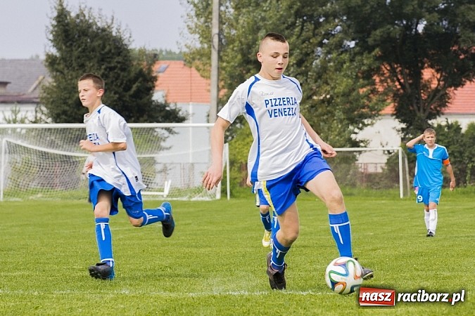 Zdjęcie w galerii na portalu naszraciborz.pl: Trampkarze Kuźni rozbili rówieśników z Zawady Książęcej. Sędzia spóźnił się na mecz wiadomości z regionu