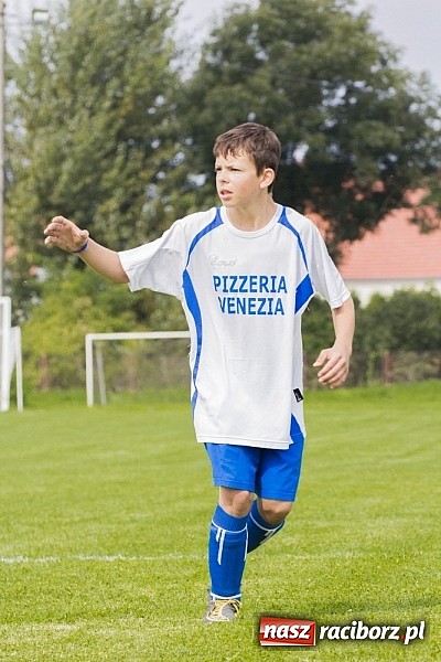 Zdjęcie w galerii na portalu naszraciborz.pl: Trampkarze Kuźni rozbili rówieśników z Zawady Książęcej. Sędzia spóźnił się na mecz wiadomości z regionu