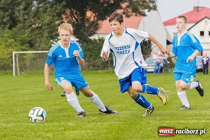 Zdjęcie w galerii na portalu naszraciborz.pl: Trampkarze Kuźni rozbili rówieśników z Zawady Książęcej. Sędzia spóźnił się na mecz wiadomości z regionu