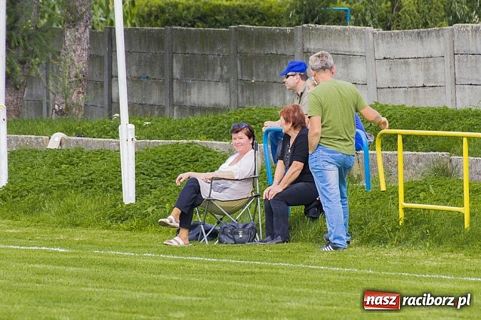 Zdjęcie w galerii na portalu naszraciborz.pl: Trampkarze Kuźni rozbili rówieśników z Zawady Książęcej. Sędzia spóźnił się na mecz wiadomości z regionu