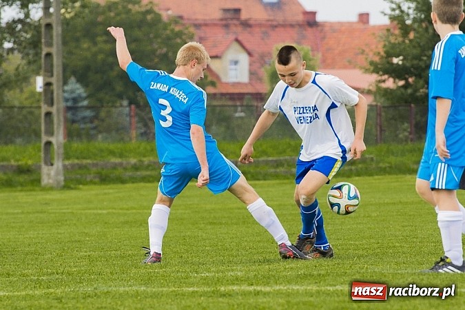 Zdjęcie w galerii na portalu naszraciborz.pl: Trampkarze Kuźni rozbili rówieśników z Zawady Książęcej. Sędzia spóźnił się na mecz wiadomości z regionu