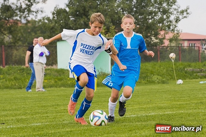 Zdjęcie w galerii na portalu naszraciborz.pl: Trampkarze Kuźni rozbili rówieśników z Zawady Książęcej. Sędzia spóźnił się na mecz wiadomości z regionu