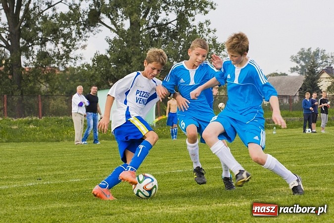 Zdjęcie w galerii na portalu naszraciborz.pl: Trampkarze Kuźni rozbili rówieśników z Zawady Książęcej. Sędzia spóźnił się na mecz wiadomości z regionu