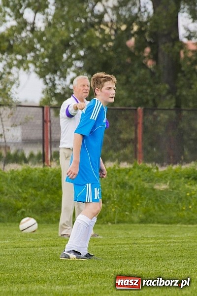 Zdjęcie w galerii na portalu naszraciborz.pl: Trampkarze Kuźni rozbili rówieśników z Zawady Książęcej. Sędzia spóźnił się na mecz wiadomości z regionu