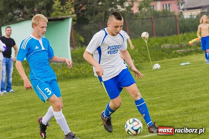 Zdjęcie w galerii na portalu naszraciborz.pl: Trampkarze Kuźni rozbili rówieśników z Zawady Książęcej. Sędzia spóźnił się na mecz wiadomości z regionu
