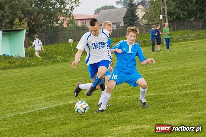 Zdjęcie w galerii na portalu naszraciborz.pl: Trampkarze Kuźni rozbili rówieśników z Zawady Książęcej. Sędzia spóźnił się na mecz wiadomości z regionu