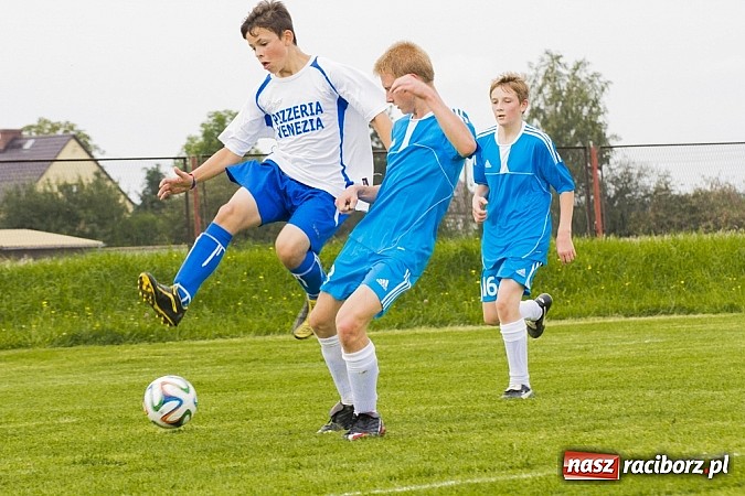 Zdjęcie w galerii na portalu naszraciborz.pl: Trampkarze Kuźni rozbili rówieśników z Zawady Książęcej. Sędzia spóźnił się na mecz wiadomości z regionu