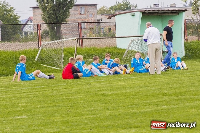 Zdjęcie w galerii na portalu naszraciborz.pl: Trampkarze Kuźni rozbili rówieśników z Zawady Książęcej. Sędzia spóźnił się na mecz wiadomości z regionu