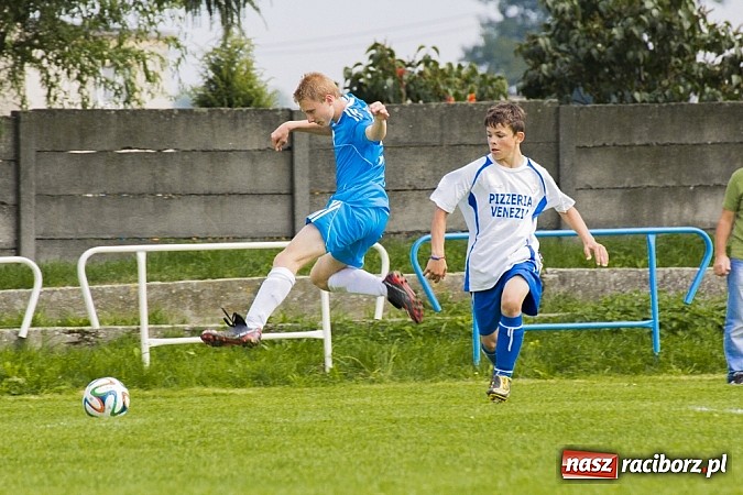 Zdjęcie w galerii na portalu naszraciborz.pl: Trampkarze Kuźni rozbili rówieśników z Zawady Książęcej. Sędzia spóźnił się na mecz wiadomości z regionu