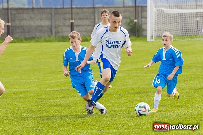 Zdjęcie w galerii na portalu naszraciborz.pl: Trampkarze Kuźni rozbili rówieśników z Zawady Książęcej. Sędzia spóźnił się na mecz wiadomości z regionu