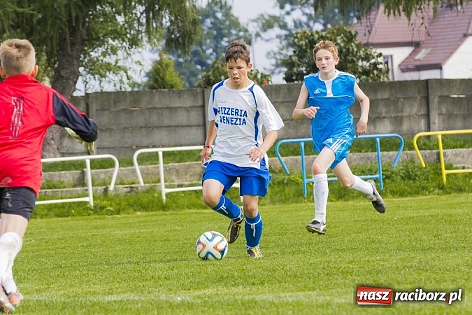 Zdjęcie w galerii na portalu naszraciborz.pl: Trampkarze Kuźni rozbili rówieśników z Zawady Książęcej. Sędzia spóźnił się na mecz wiadomości z regionu