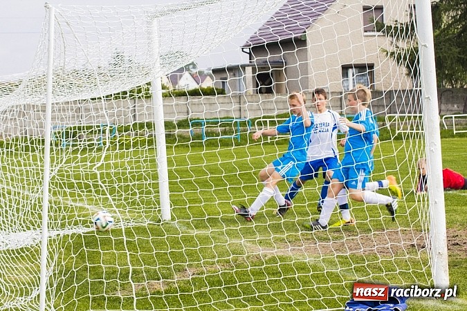 Zdjęcie w galerii na portalu naszraciborz.pl: Trampkarze Kuźni rozbili rówieśników z Zawady Książęcej. Sędzia spóźnił się na mecz wiadomości z regionu