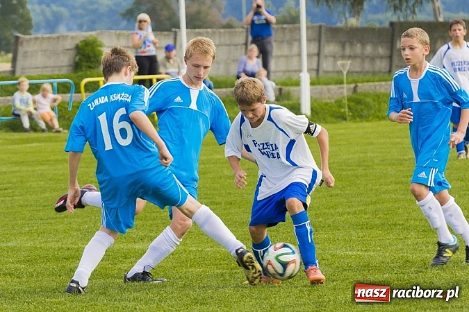 Zdjęcie w galerii na portalu naszraciborz.pl: Trampkarze Kuźni rozbili rówieśników z Zawady Książęcej. Sędzia spóźnił się na mecz wiadomości z regionu
