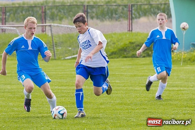 Zdjęcie w galerii na portalu naszraciborz.pl: Trampkarze Kuźni rozbili rówieśników z Zawady Książęcej. Sędzia spóźnił się na mecz wiadomości z regionu