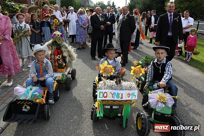 Zdjęcie w galerii na portalu naszraciborz.pl: Kolorowy korowód na dożynkach parafialnych w Zawadzie Książęcej wiadomości z regionu