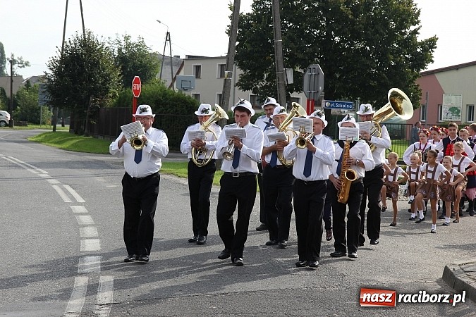 Zdjęcie w galerii na portalu naszraciborz.pl: Kolorowy korowód na dożynkach parafialnych w Zawadzie Książęcej wiadomości z regionu