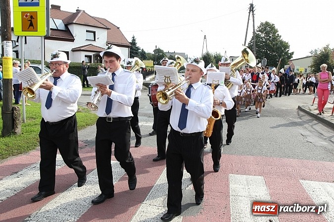 Zdjęcie w galerii na portalu naszraciborz.pl: Kolorowy korowód na dożynkach parafialnych w Zawadzie Książęcej wiadomości z regionu