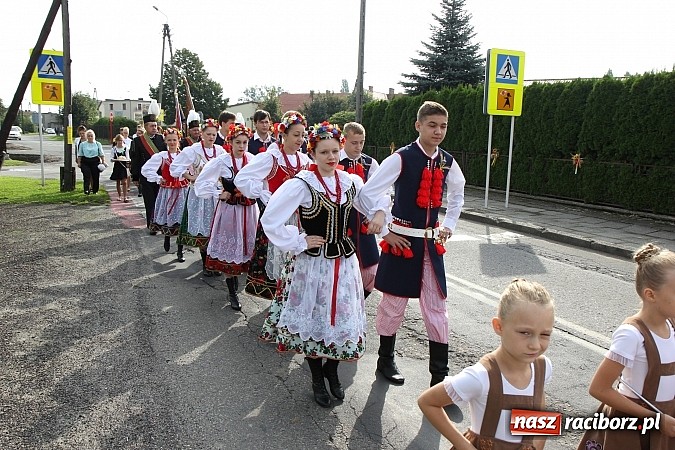 Zdjęcie w galerii na portalu naszraciborz.pl: Kolorowy korowód na dożynkach parafialnych w Zawadzie Książęcej wiadomości z regionu